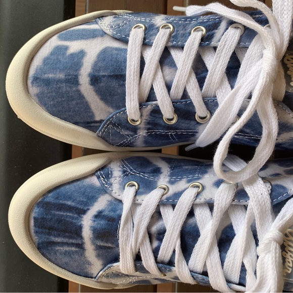 Sugar Festival Tie Dye Lace-Up Sneakers Blue Size 8 NWOT In Box - Picture 7 of 12